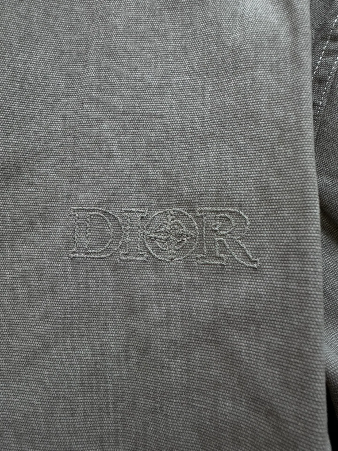 P440 Dior Stone Island joint embroidered denim shirt 24ss new model comes from the AND STONE ISLAND limited series, showing the logo of the joint series. Crafted from yellow cotton, it features the AND STONE ISLAND logo on the chest, highlighting Stone Island's classic star logo with the letter O in the logo. Wear it with or over for a sophisticated and trendy look. Same size for men and women: S/M/L/XL
